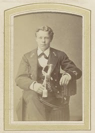 Portret van een zittende jongeman met een sabel