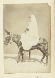 Portret van een onbekende gesluierde vrouw op een ezel