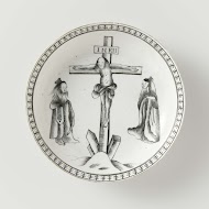 Schotel met een voorstelling van de kruisiging