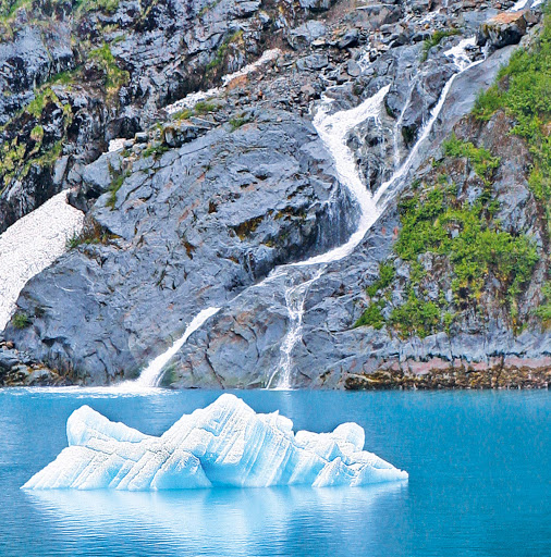 Your Princess cruise takes you along the Tracy Arm Fjord in Alaska, providing breathtaking views of mountains and glaciers.