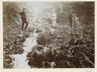 Portret van Margo Kessler-de Lange, achter haar Dolph tijdens een boswandeling in de Harz