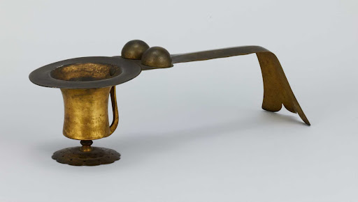 Incense burner with handle in shape of magpie's tail