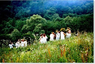 Young women from Poland celebrate the night of Kupala (Photo: Marek Kosior)