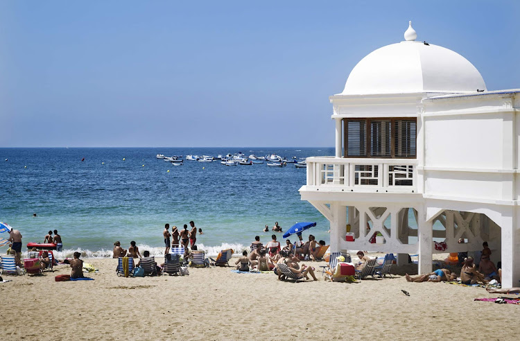 

La Caleta beach, in the historical center of the port of Cádiz in southwestern Spain, is popular with locals and travelers during the summer months. Cádiz, capital of Cádiz province, boasts a scenic coastline and rich culture.