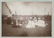 Picknickende mensen op een grasveld nabij het water