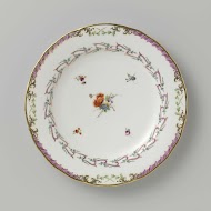 Bord, plat model, behorend bij een servies met geslingerd lintmotief met bladertakken, bloemboeketten en gestrooide bloemtakken
