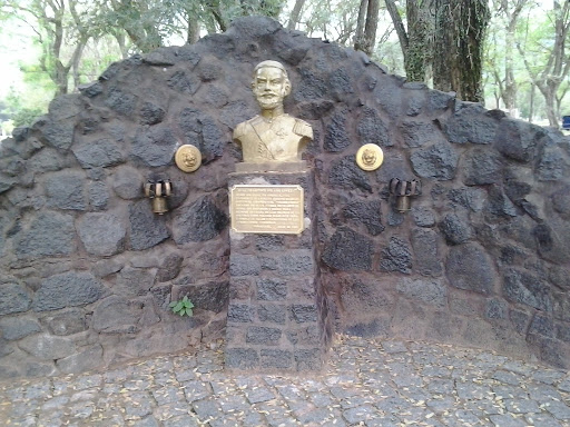 Estatua Del Mcal Lopez En El Comando De Artillería