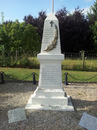 Monument aux Morts Puiseux en France Village