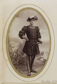 Portret van een jonge man in kostuum met degen, aangeduid als H.J.M. de Vries