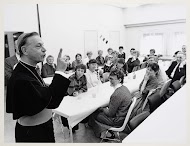 Mgr. Bär met leden van een zangkoor na afloop van een dienst