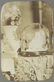 Stilleven met een kleine kopie van 'Ariadne auf dem Panther', een 'Schneeball-vaas', bloemen en een boek