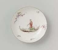 Schotel, veelkleurig beschilderd met chinoiserieën en losse bloemtakken langs de randen