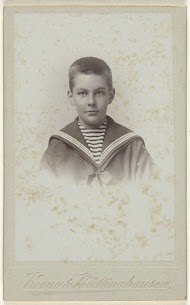 Studioportret van een jongetje in matrozenpak