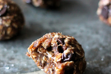 4-Ingredient Oatmeal Chocolate Chip Cookie Dough Bites (vegan &amp; gluten-free)