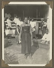 Staande Javaanse vrouw