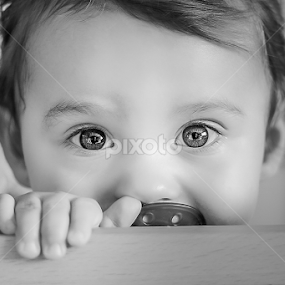finger in the nose by Wise Photographie - Black & White Portraits & People