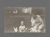 Tine Kleiterp-Vermeulen en haar kinderen Klaas en Tiny op een grasveld in Madje op Celebes