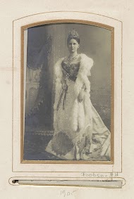 Portret van koningin Wilhelmina met waaier en diadeem