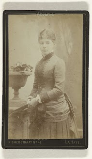 Studioportret van een jonge vrouw met een waaier in de hand