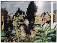 Koffiedrinken bij oma na de kerkdienst