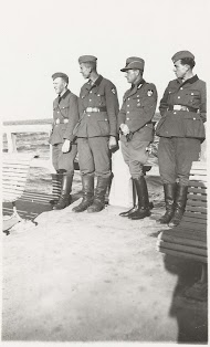 Vier leden van de Reichsarbeitsdienst aan zee