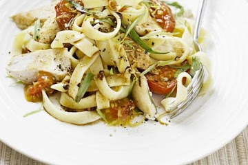 Tagliatelle with grilled chicken & tomatoes