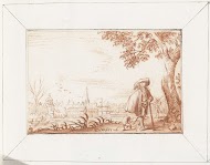 Heer staand op een rivieroever tegenover een stad