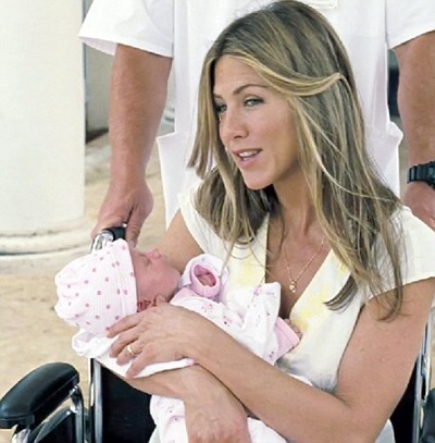 Jennifer Aniston Marley Me cradling  baby promo pic