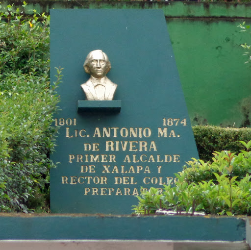 Busto Lic. Antonio Ma. De Rivera