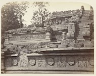 Het bovenste gedeelte van Candi Panataran en de trap gezien vanaf de westzijde.