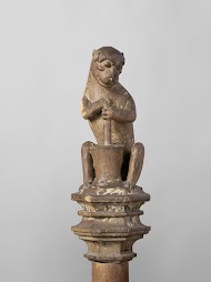 Rommelpot bespelende aap, van de balustrade uit de Rolzaal in  het Hof van Holland, Den Haag