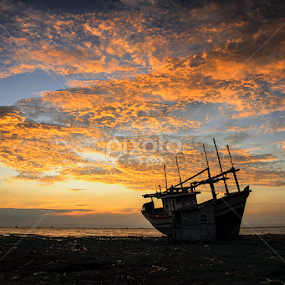 Blazing Sky by I Ketut  Sadia - Transportation Boats