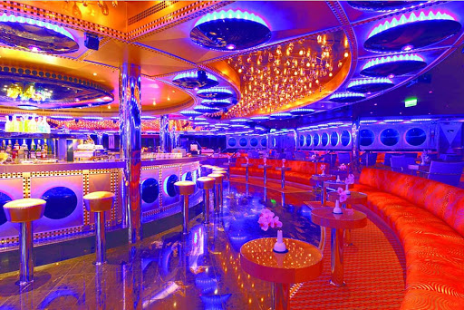 Salone Moliere, a lounge with live music on deck 5 of Costa Favolosa.