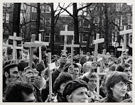 24-uurs wake bij de Amerikaanse ambassade tijdens de landelijke herdenking van de moord op bisschop Romero