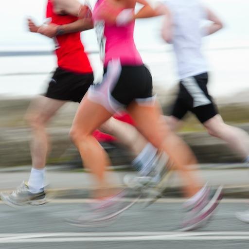 утренняя пробежка. парень бежит. Run is live. бегущий человек. девушка на пробежке со спины.