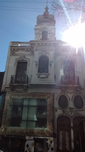 Edificio Antiguo En Calle Canelones 
