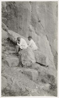 De heren Bierens de Haan zittend onder een steile rots