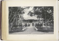 Portret van van Albert Glaser voor zijn huis, Langkat Sumatra