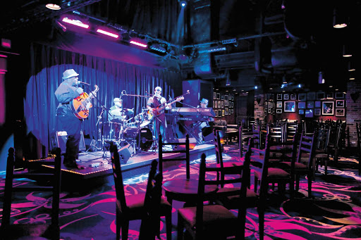 Guests who love live music will love hanging out at Norwegian Epic's Fat Cats Jazz & Blues Club.