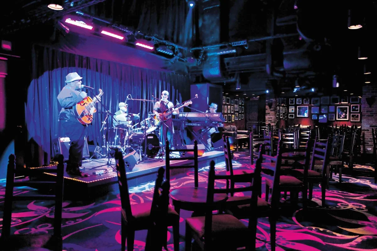 Norwegian-Epic-Fat-Cats-Club - Guests who love live music will love hanging out at Norwegian Epic's Fat Cats Jazz & Blues Club.