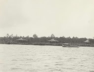 Gebouwen aan een rivier