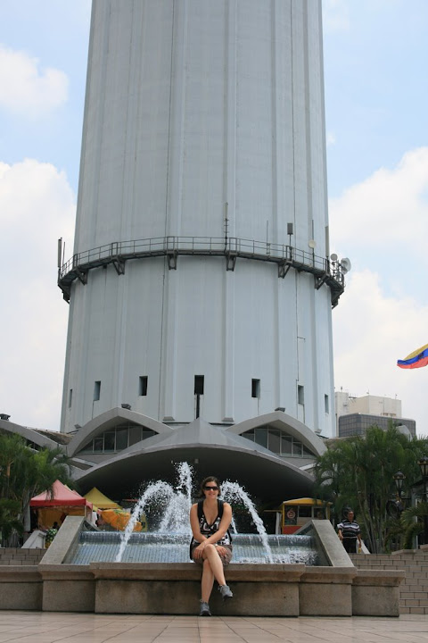 Fontaine-cascade au pied de la tour
