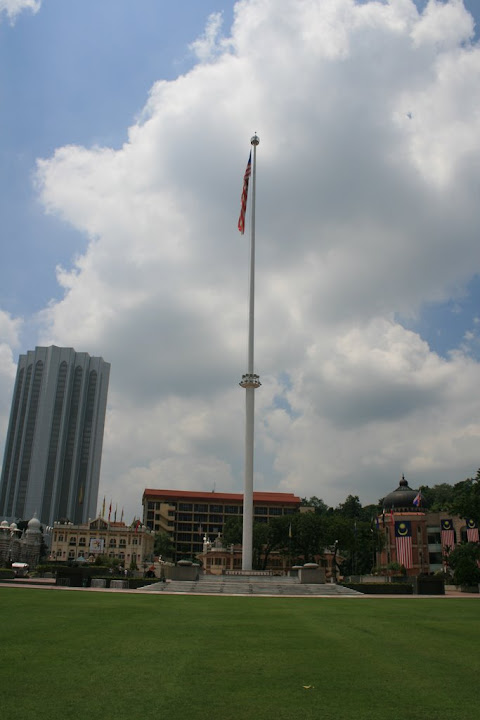 le Musée nationnal historique à gauche du drapeau