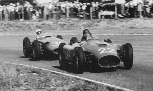 Stirling Moss persegue Juan Manuel Fangio