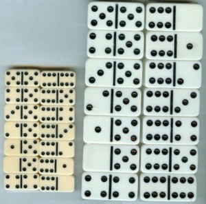 peças de dominó. elementos do jogo de tabuleiro. dois dominós com  diferentes números de pontos. ícone