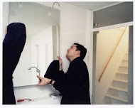 Villa Acilia: het nieuwe huis van Christa en Sander - het ophangen van een spiegel door Sander en een vriend