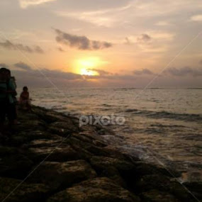 Menyambut senja by Sunaryo Kusumo - Landscapes Beaches