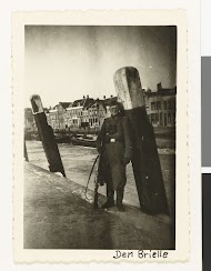 Een Wehrmacht soldaat in een haven
