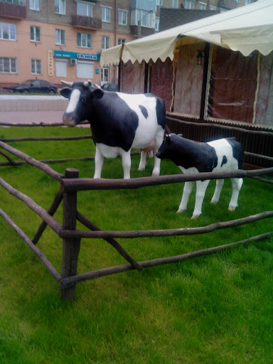Скульптура 'Корова и телёнок'