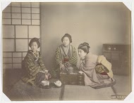 Drie Japanse vrouwen drinken thee